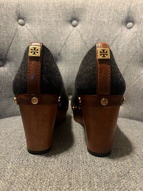 Tory Burch Black Wool and Brown Leather Block Heel Pumps with Gold Logo
